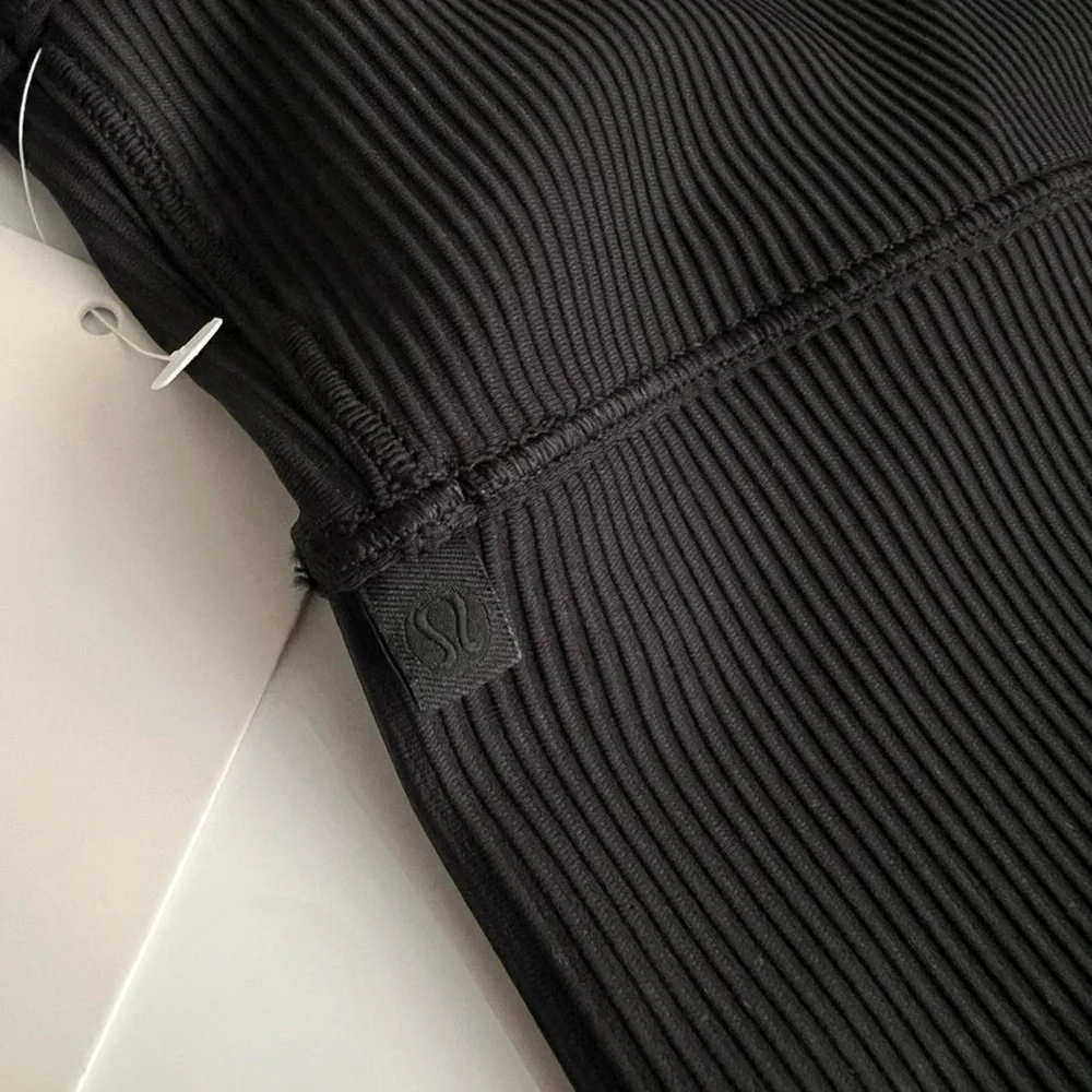 NWT Lululemon ribbed power pivot tank, black, size 4 - Picture 4 of 5